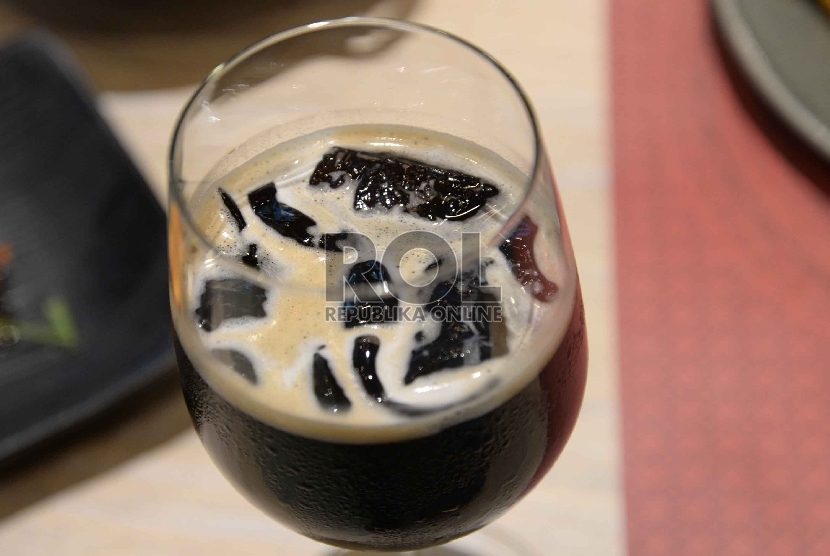 Es Kopi Marco disajikan di gelas berkaki tinggi, mirip penyajian minuman wine.