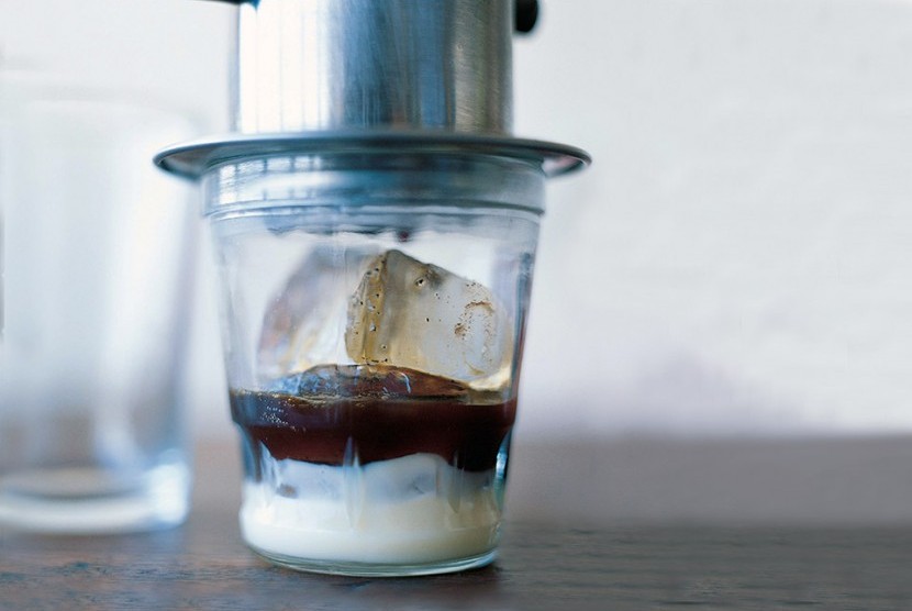 Es kopi Vietnam biasanya tersaji dengan susu kental manis dan es batu lalu kopi akan menetes pelan-pelan ke gelas.