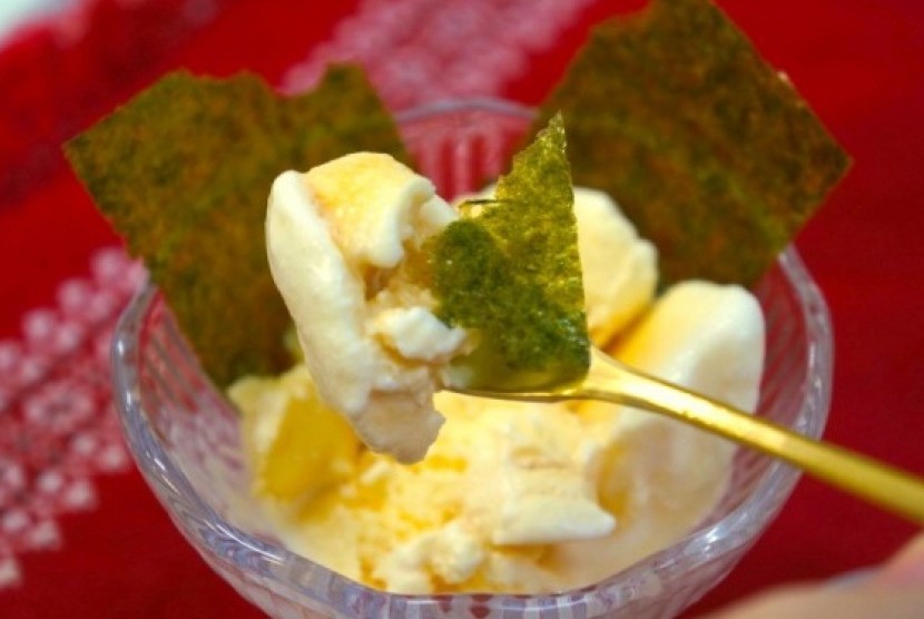 Es krim vanila dengan kecap asin Jepang dan rumput laut.