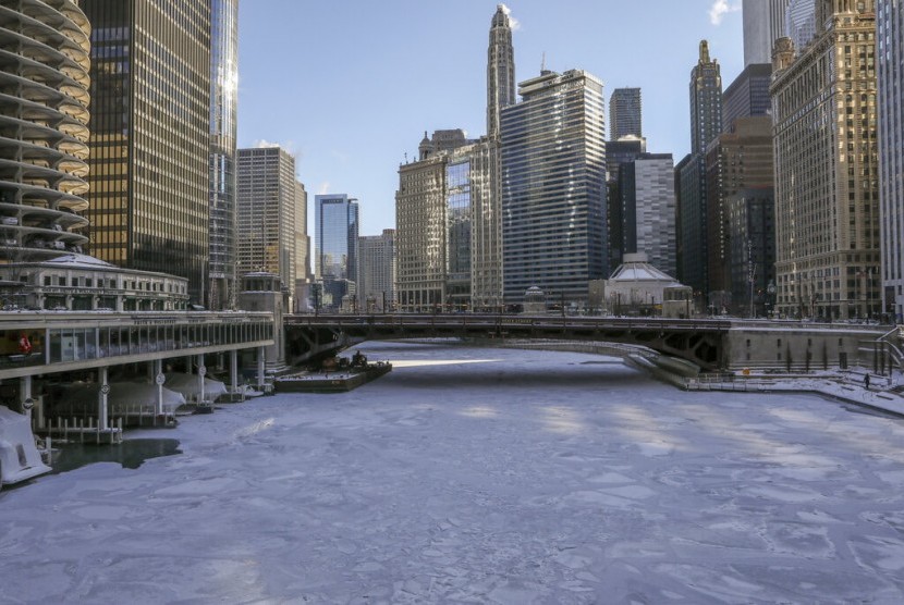 Es menutup Sungai Chicago, Rabu (30/1). Embusan udara mengandung es dari kutub utara membawa suhu rendah yang mematikan di Amerika Serikat bagian barat-tengah.  
