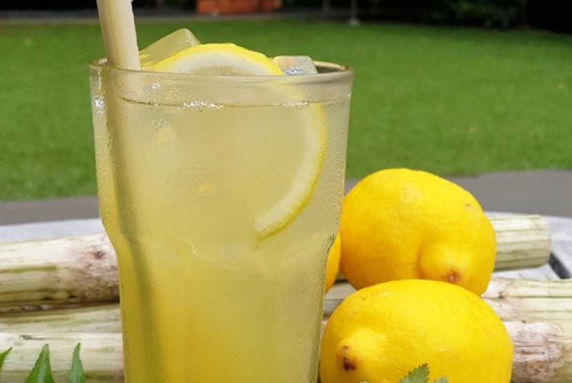 Minuman dari lemon.  Sebagian orang meyakini, lemon bakal memicu kondisi alkali tubuh sehingga virus corona menjauh. Anggapan itu ternyata keliru.