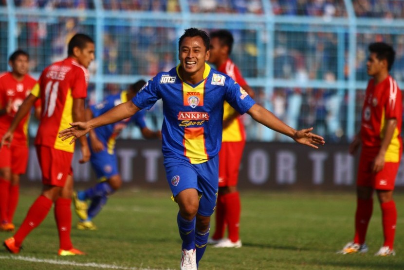 esepakbola Arema Indonesia Cronus, Samsul Arif melakukan selebrasi usai mencetak gol di gawang Semen Padang dalam pertandingan Delapan Besar Putaran Pertama di Stadion Kanjuruhan, Malang,