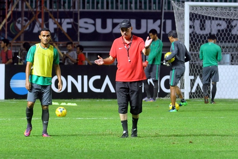 Pesepakbola Timnas Indonesia Rizky Pora (kiri) mendapat arahan pelatih Alfred Riedl (kedua kiri) pada uji coba lapangan stadion Pakansari jelang laga final Piala AFF lawan Thailand, Rabu (13/12). 