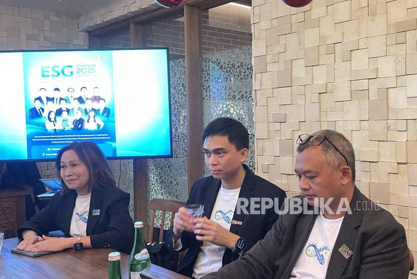 ESG Steering Committee PT SCG Indonesia Pathama Siriku (kiri), President Direktur SCG Indonesia Pattaraphon Charttongkum (tengah), dan  Government Liaison & Community Relation Manager PT Semen Jawa, Indra Leksono (kanan) saat berbincang dengan media, di Jakarta, Senin (24/11/2025).