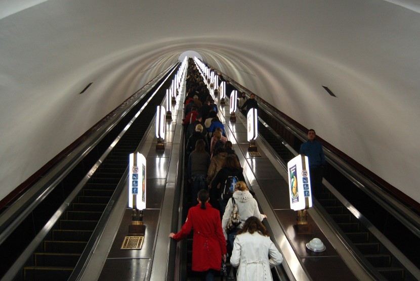 Eskalator menuju stasiun metro Arsenalna di Kiev.