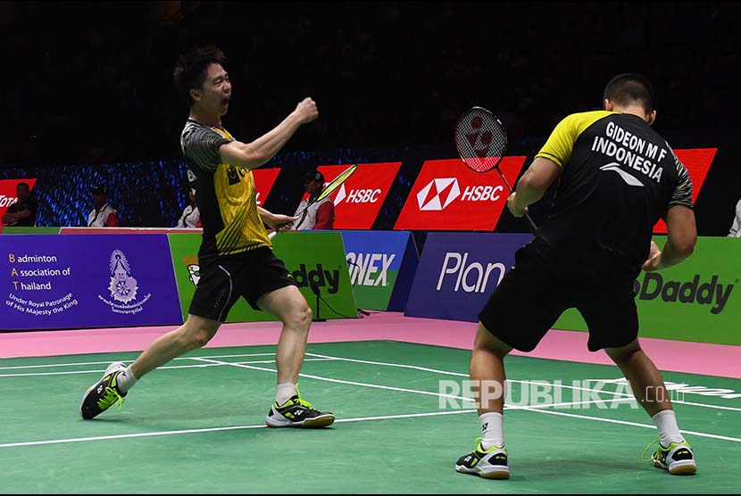 Ekspresi ganda putra Indonesia Kevin Sanjaya (kiri) dan Marcus Gideon usai menundukkan pebulu tangkis ganda putra Malaysia Goh V Shem dan Tan Wee Kiong pada babak perempat final Piala Thomas 2018