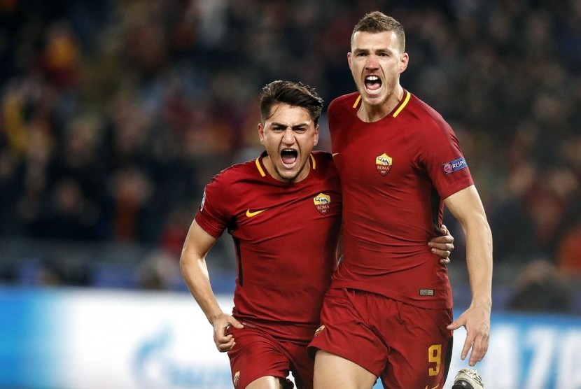 Eskpresi penyerang AS Roma Edin Dzeko (kanan) setelah menjebol gawang Shakhtar Donetsk.