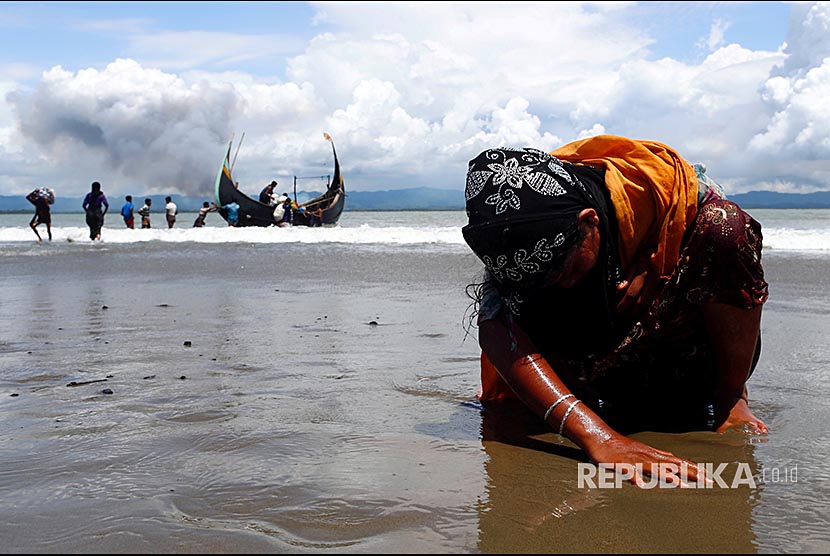 Eskpresi seorang pengungusi Rohingya saat menyentuh daratan perairtan Teluk Bengal, di Shah Porir Dwip, Bangladesh, Selasa (11/9)