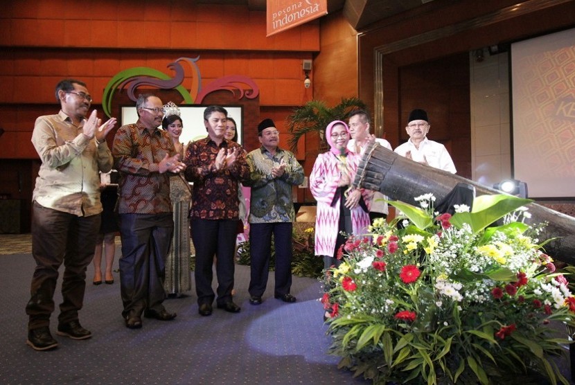 Esthy Reko Astuti, Deputi Pemasaran Pariwisata Nusantara Kemenpar meluncurkan secara resmi Festival Teluk Jailolo 2015