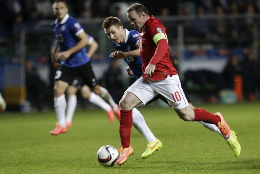 Estonia's Karol Mets challenges England's Wayne Rooney (R) during their Euro 2016 qualifying soccer match at the A. Le Coq Arena in Tallinn October 12, 2014.
