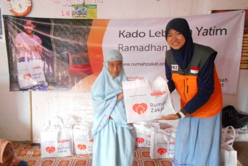 Esya Fitriyani (9 tahun) menerima Kado Lebaran Yatim dari Rumah Zakat di Kecamamatan Bumuwaras, Kota Bandar Lampung, belum lama ini. 