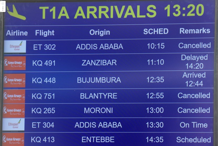 Ethiopian Airlines. Papan informasi menunjukkan Ethiopian Airlines 302 di layar Jomo Kenyatta International Airport (JKIA) in Nairobi, Kenya, Ahad (10/3). Pesawat dari Etiopia menuju Kenya itu jatuh 50 km di luar Addis Ababa.