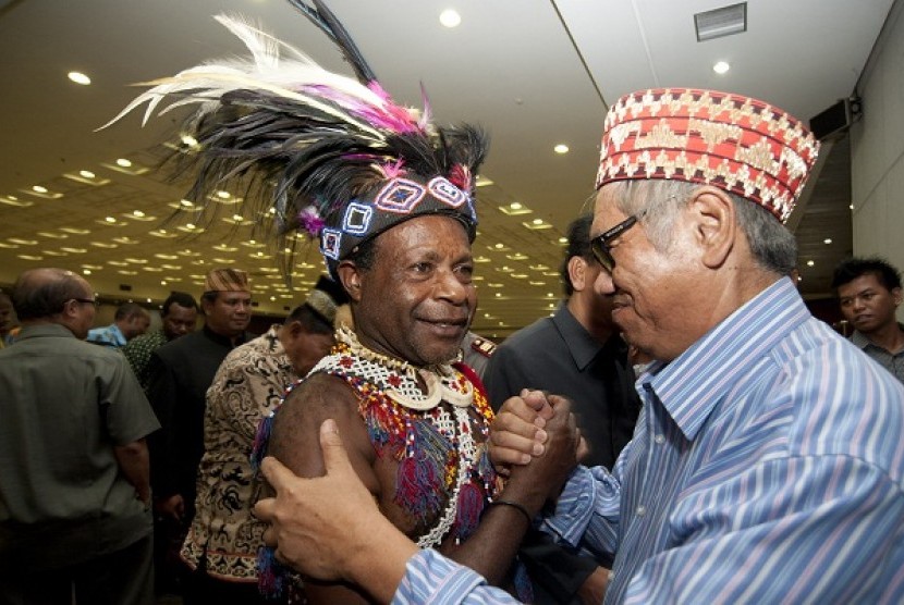 Ethnic leaders from Papua and Lampung greet each other after House of Representative ratify bill on new autonomous regions on Thursday. The plenary session decides a new province, North Kalimantan, and four new districts, namely Pangandaran (Province of We