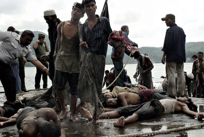 Ethnic Rohingya refugees arrive on dry land after being rescued by Acehnese fishermen Jan. 7, 2009 on Sabang, an island off the coast of Banda Aceh, Indonesia. One hundred ninety-three men of Rohingya ethnicity, 17 from Bangladesh and the others from Myanm