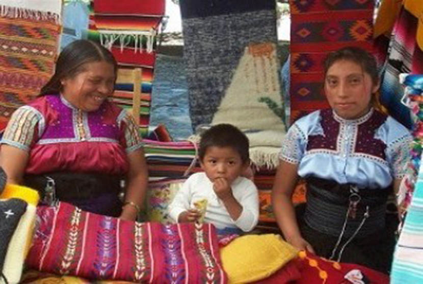 Etnis Indian Totzil di Mexico. 83 persen Meksiko adalah Katholik, namun di negara bagian Chiapas, Katholik adalah minoritas dan Muslim juga banyak ditemukan di sana, salah satunya dari etnis Tzotzil Maya