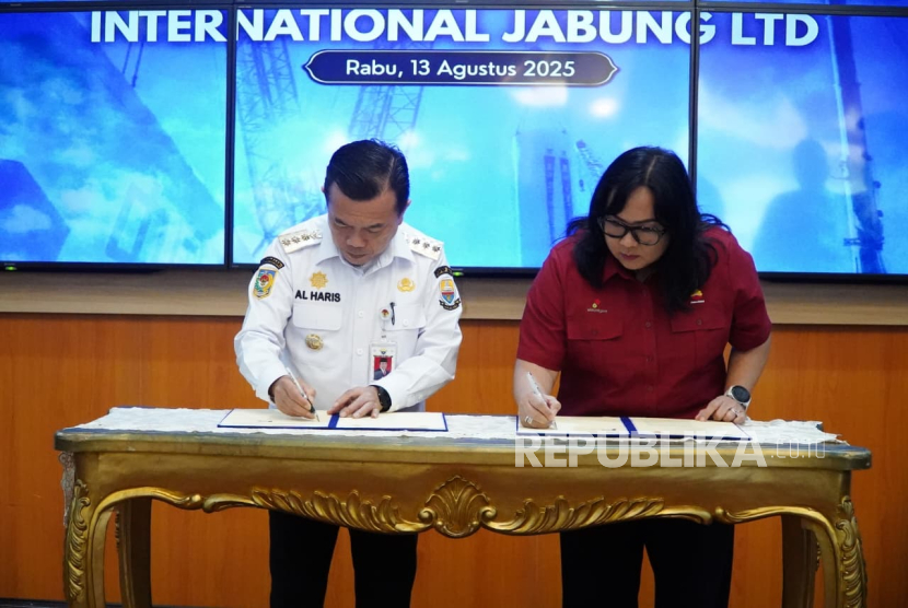 etroChina International Jabung Ltd memperkuat komitmen kemitraannya dengan Pemerintah Provinsi Jambi melalui penandatanganan nota kesepahaman (MoU) untuk pengembangan berbagai program sosial di wilayah Jambi. Penandatanganan dilakukan di Rumah Dinas Gubernur Jambi, Rabu (13/8).