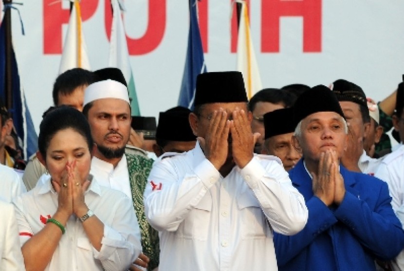 etua Dewan Pembina Partai Gerindra Prabowo Subianto (keempat kanan) didampingi mantan istrinya Titiek Soeharto (kelima kanan).