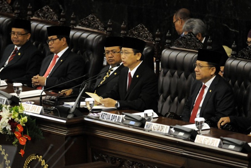 etua DPR RI Marzuki Alie (kedua kanan) didampingi Ketua DPD Irman Gusman (kanan) dan jajaran petinggi DPR lainnya memimpin Sidang Bersama DPR dan DPD 2014 di Ruang Rapat Nusantara, Kompleks Parlemen, Senayan, Jakarta, Jumat (15/8). 