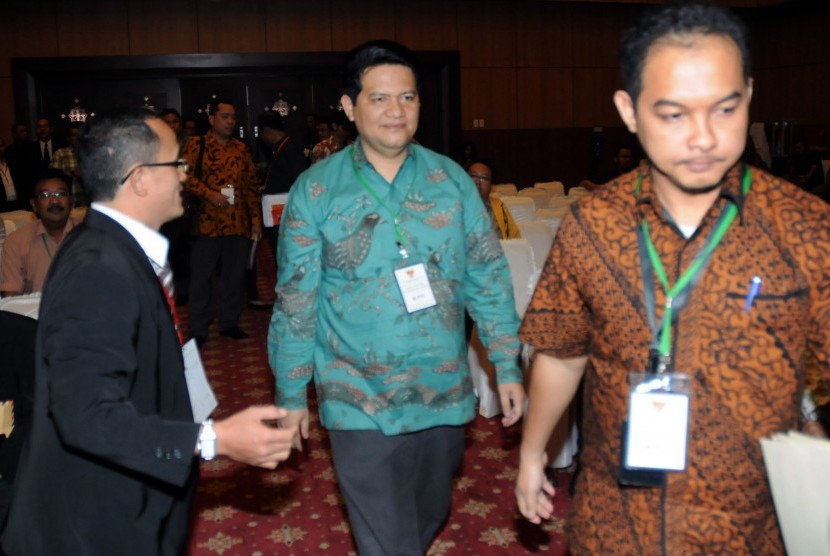 etua Komisi Pemilihan Umum (KPU) Husni Kamil Manik (tengah) menghadiri sidang perdana dugaan pelanggaran kode etik KPU dan Badan Pengawas Pemilu (Bawaslu) oleh Dewan Kehormatan Penyelenggara Pemilu (DKPP) di Jakarta, Jumat (8/8).