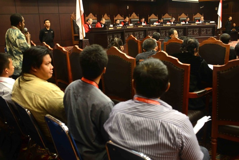 etua Majelis Hakim Mahkamah Konstitusi (MK) Hamdan Zoelva bersama sejumlah Hakim Konstitusi ketika mendengarkan keterangan salah satu saksi kubu Prabowo-Hatta dalam sidang lanjutan perselisihan hasil pemilihan umum presiden dan wakil presiden di Gedung Mah