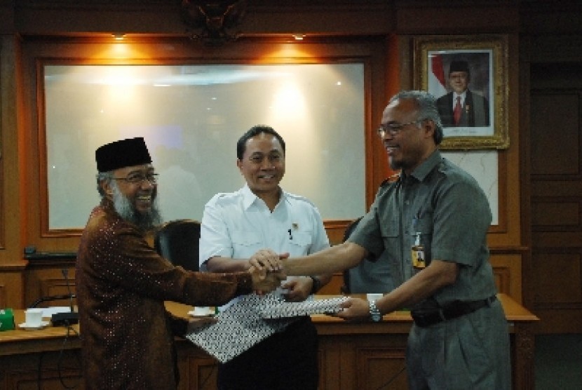 etua Umum Dewan Dakwah Islamiyah Indonesia KH Syuhada Bahri (kiri)