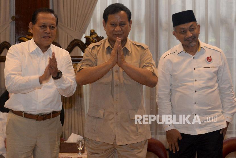 etua Umum Partai Gerindra Prabowo Subianto (tengah) bersama Pasangan Calon Gubernur Jawa Barat dari Partai Koalisi Asyik, Sudrajat (kiri) - Ahmad Syaikhu (kanan) saat melakukan pertemuan di Jakarta, Kamis (1/3). 