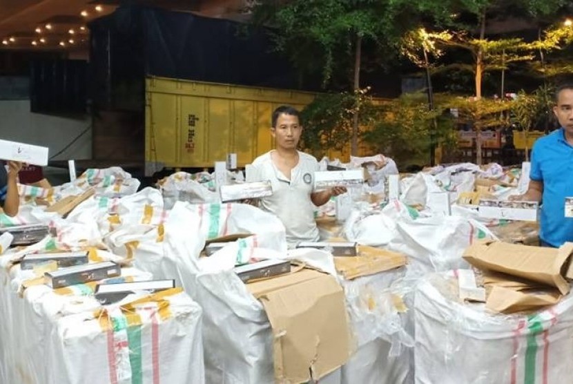 etugas Kantor Wilayah Bea Cukai Jawa Tengah dan DIY mengamankan dua juta batang rokok ilegal siap edar.