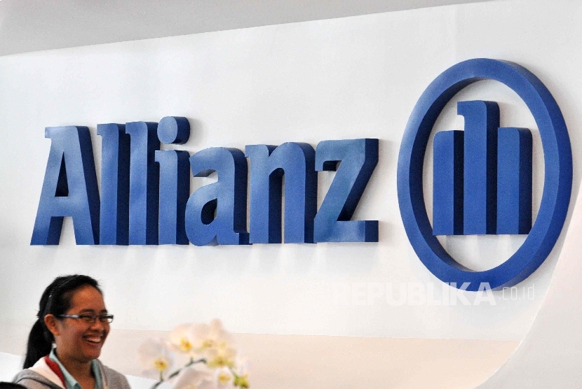 Petugas melintas di depan logo asurnasi Allianz di kantor pelayanan Asuransi Allianz (Ilustrasi)