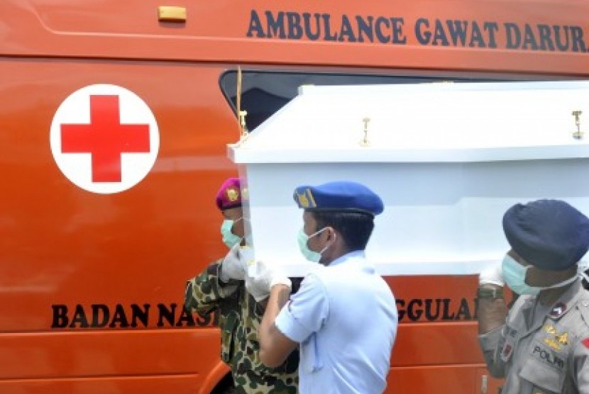 etugas SAR gabungan membawa peti jenazah korban kecelakaan pesawat Trigana Air di Kompleks Bandara Sentani, Kabupaten Jayapura, Papua, Kamis (20/8). Seluruh jenazah korban kecelakaan pesawat yang berjumlah 54 jenazah telah dibawa dari Oksibil ke RS Bhayang