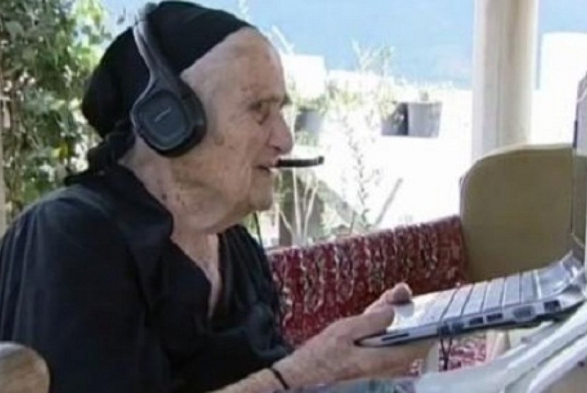 Eugenie Bitar, nenek satu abad yang doyan berselancar di dunia maya.