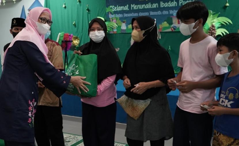 Euis Tresna  MSi selaku Deputy Ketua Palaksana Harian (KPH) Sekolah Bakti Mulya 400 menyerahkan santunan kepada dhuafa dan anak yatim, Jumat (22/4)..