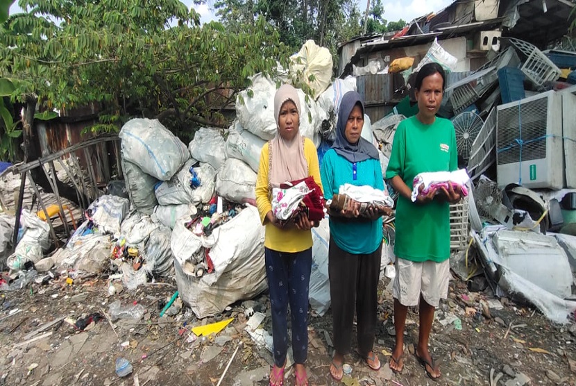 Euro Management Indonesia (EMI) bersama Daarut Tauhiid Peduli Jakarta menyalurkan bantuan berupa perlengkapan shalat yaitu paket Sajadah dan Mukena di Kampung Pemulung, Bintara Jaya, Bekasi.