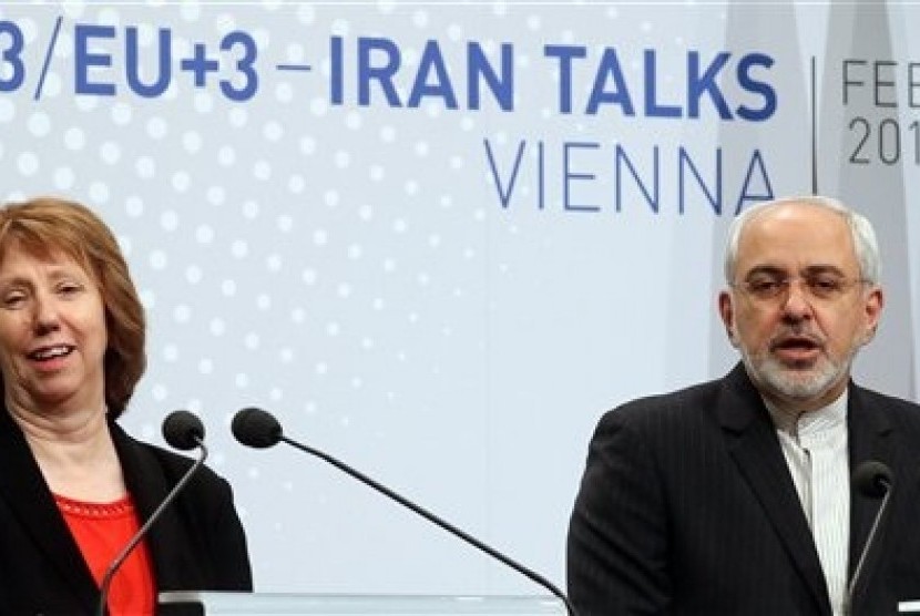 Perwakilan Tinggi Uni Eropa Catherine Ashton (kiri) and Menteri Luar Negeri Iran Mohammad Javad Zarif pada pembicaraan nuklir Iran di Wina, Austria pada 2014.