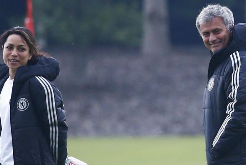 Eva Carneiro (kiri) bersama Jose Mourinho