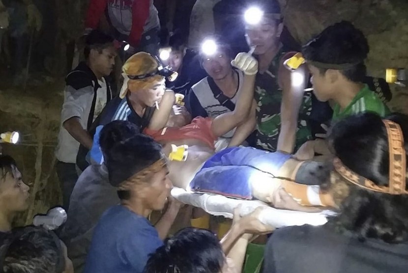 Evakuasi Bolaang Mangondow. Evakuasi terus dilakukan Basarnas bekerja sama dengan tim SAR gabungan.