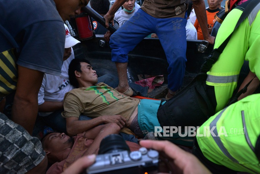 Evakuasi Bolaang Mangondow. Petugas merawat salah seorang penambang yang selamat dari lokasi Pertambangan Emas Tanpa Izin (PETI) Desa Bakan, Kecamatan Lolayan, Kabupaten Bolaang Mongondouw, Sulawesi Utara, Rabu (27/2/2019). 