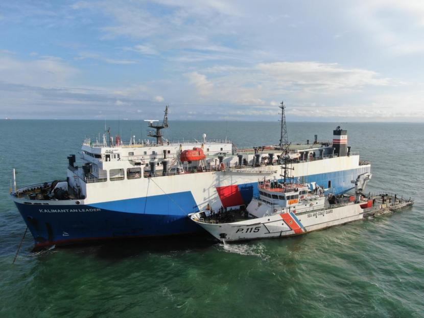 Evakuasi delapan kru kapal ikan dari KM. Kalimantan Leader kepada kapal patroli KPLP KN. Kalimasadha P-115, pada Kamis (24/9).