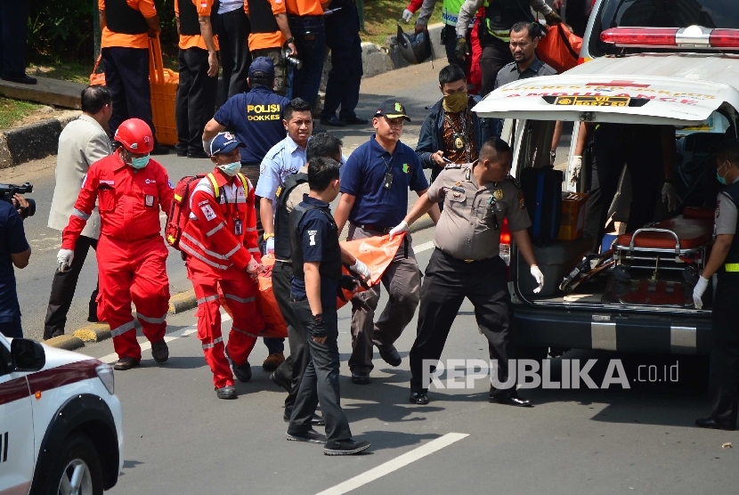  Evakuasi jenazah korban insiden bom dan penembakan oleh kelompok bersenjata di Pos Polisi Sarinah, Jl MH Thamrin, Kamis (14/1).  (Republika/Yogi Ardhi)