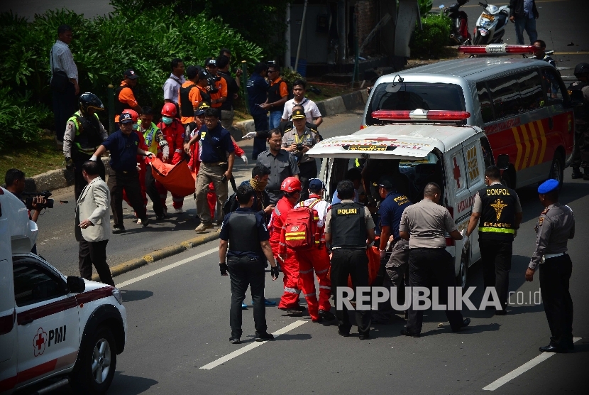 Evakuasi jenazah korban insiden bom dan penembakan oleh kelompok bersenjata di Pos Polisi Sarinah, Jl MH Thamrin, Kamis (14/1).