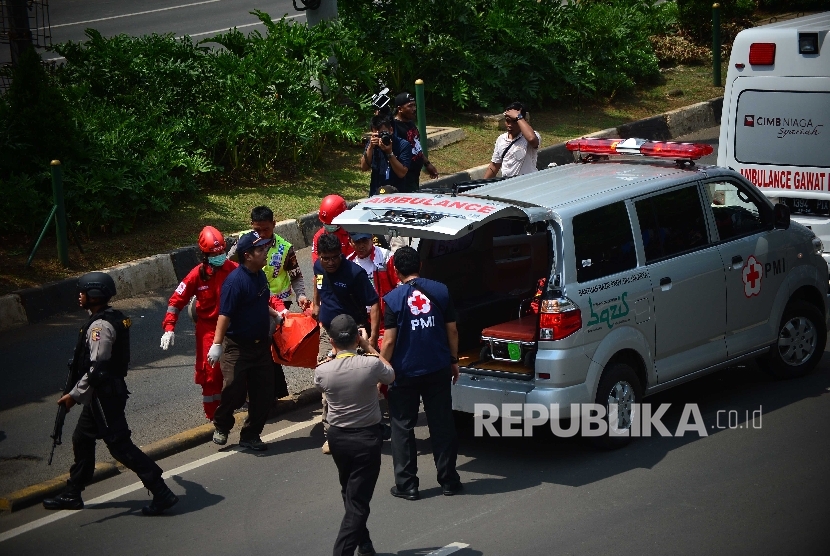 Evakuasi jenazah korban insiden bom dan penembakan oleh kelompok bersenjata di Pos Polisi Sarinah, Jl MH Thamrin, Kamis (14/1).  (Republika/Yogi Ardhi)