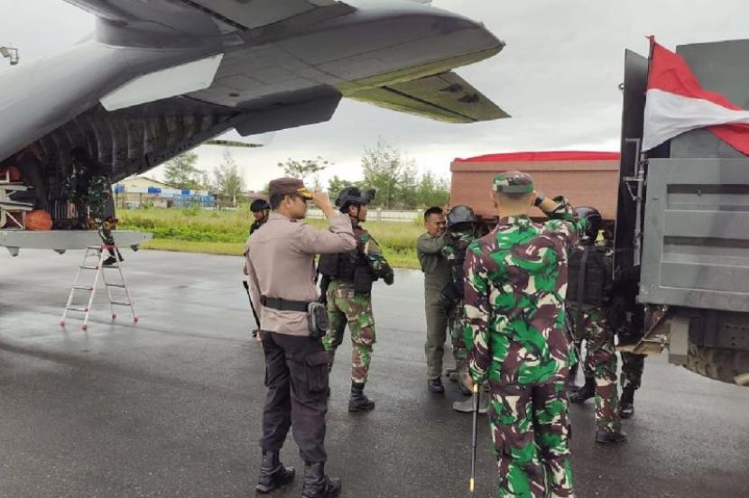  Evakuasi jenazah personel Marinir TNI AL Pratu Agung korban penembakan KST di Dekai dibawa ke Jakarta melalui Sorong, Selasa (22/8/2023).
