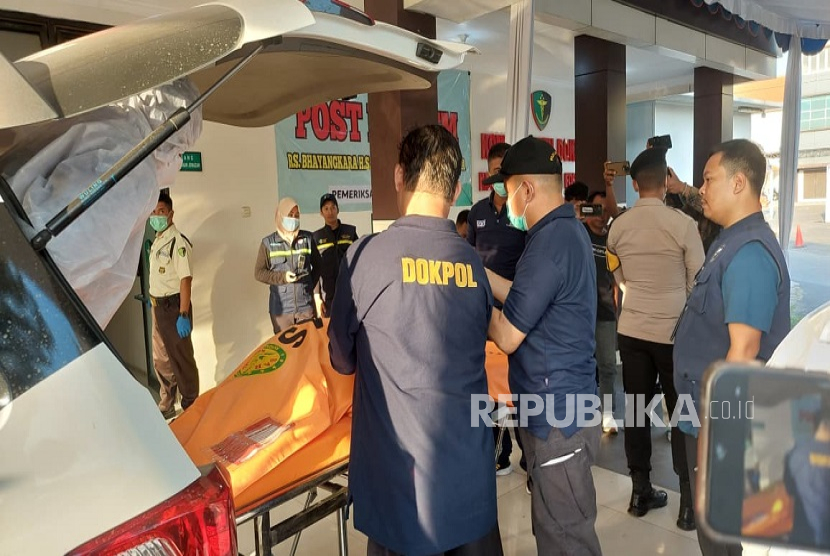 Evakuasi jenazah yang dibawa ke RS Bhayangkara Polda Jatim, Ahad (5/10/2025).