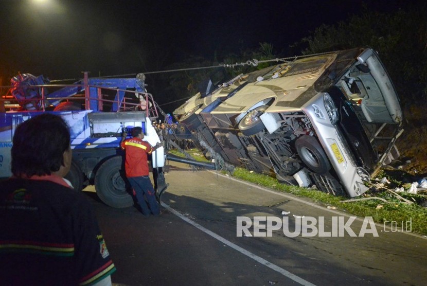 Evakuasi kecelakaan bus pariwisata di tanjakan Emen, Kecamatan Ciater, Kabupaten Subang, Sabtu (10/2).