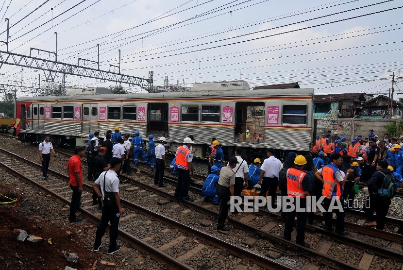 EVAKUASI KERETA ANJLOK. Petugas mengevakuasi Kereta Rel Listrik (KRL) 1507 jurusan Bogor-Muara Angke di kawasan Stasiun Manggarai, Jakarta Selatan, Selasa (3/10).