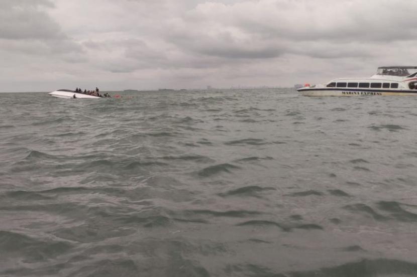 Evakuasi KM Parikudus yang terbalik di perairan Pulau Rambut Kepulauan Seribu, Senin (11/3/2024).