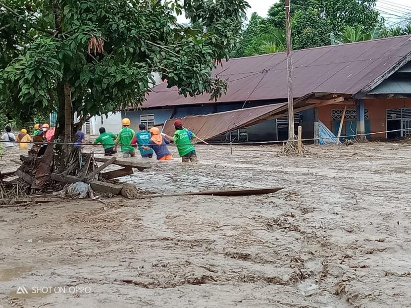 Evakuasi korban banjir bandang Masamba Luwu Utara
