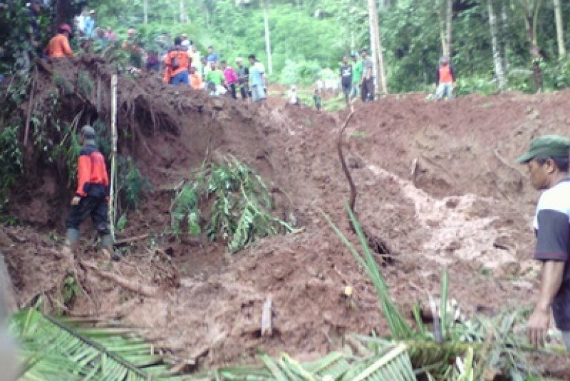 evakuasi korban banjir dan longsor yang terjadi di Dusun Diwinong RT 03 RW 04, Desa Penungkulan, Kecamatan Gebang, Kabupaten Purworejo, Jawa Tengah