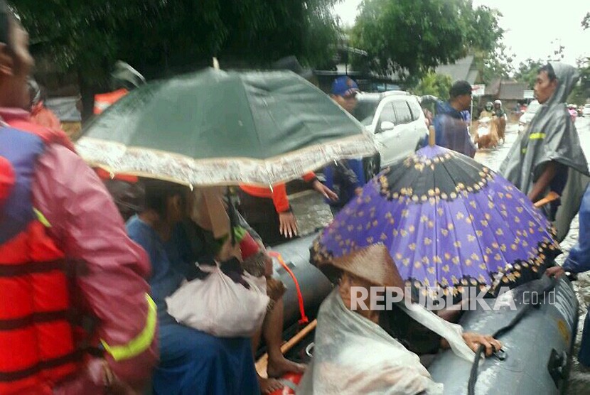 Evakuasi korban banjir yang dilakukan sejumlah petugas Kepolisian dibantu masyarakat di Kabupaten Kulonprogo.  Masyarakat terdampak banjir diarahkan ke pos pengungsian dan dapur umum di Komplek Kecamatan Panjatan. Selasa (28/11).