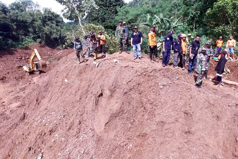 Evakuasi korban bencana tanah longsor di Ponorogo, Jawa Timur