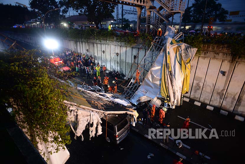 Evakuasi korban dan reruntuhan papan reklame yang menutupi undepass Pasar Minggu dilakukan hingga malam, Sabtu (24/9).